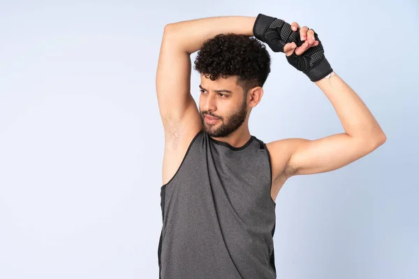 Joven Hombre Marroquí Aislado Sobre Fondo Azul Brazo Estiramiento — Foto de Stock