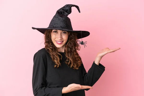 Joven Mujer Caucásica Celebrando Halloween Aislado Sobre Fondo Rosa Extendiendo —  Fotos de Stock