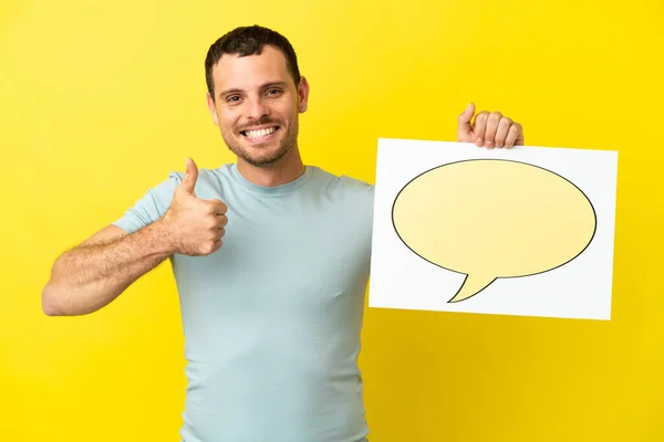 Hombre Brasileño Sobre Fondo Púrpura Aislado Sosteniendo Cartel Con Icono — Foto de Stock