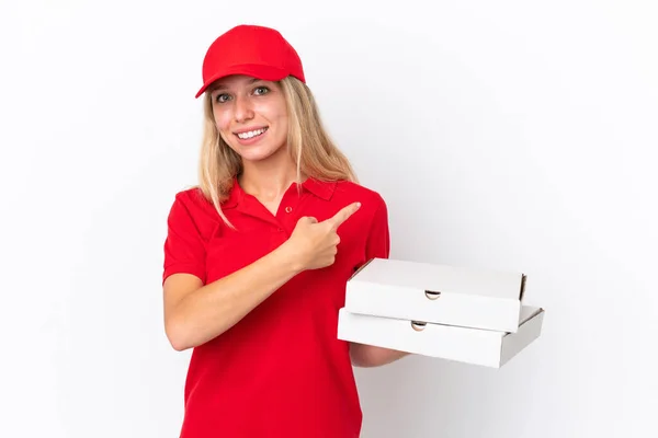 Entrega Mulher Segurando Pizzas Isolado Fundo Branco Apontando Para Trás — Fotografia de Stock