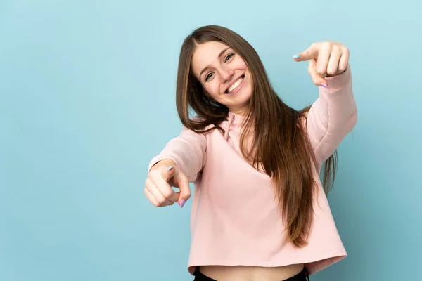 Νεαρή Καυκάσια Γυναίκα Απομονωμένη Μπλε Φόντο Δείχνοντας Μπροστά Χαρούμενη Έκφραση — Φωτογραφία Αρχείου