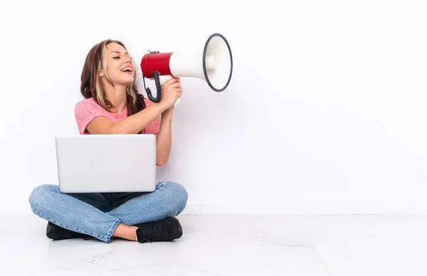 Jong Russisch Meisje Met Een Laptop Zitten Vloer Geïsoleerd Witte — Stockfoto