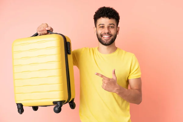 Joven Hombre Marroquí Aislado Sobre Fondo Rosa Vacaciones Con Maleta — Foto de Stock