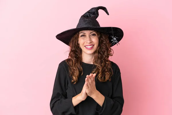 Joven Mujer Caucásica Celebrando Halloween Aislada Sobre Fondo Rosa Aplaudiendo —  Fotos de Stock