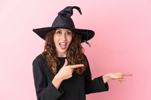 Junge Kaukasische Frau Feiert Halloween Isoliert Auf Rosa Hintergrund Überrascht — Stockfoto