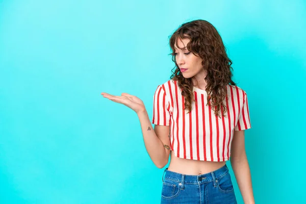 Mujer Joven Con Pelo Rizado Aislado Sobre Fondo Azul Sosteniendo — Foto de Stock