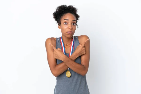 Joven Mujer Afroamericana Con Medallas Aisladas Sobre Fondo Blanco Apuntando —  Fotos de Stock