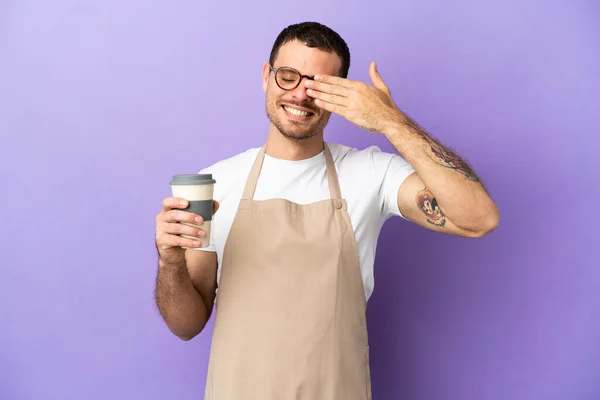 Braziliaanse Restaurant Ober Geïsoleerde Paarse Achtergrond Bedekken Ogen Door Handen — Stockfoto