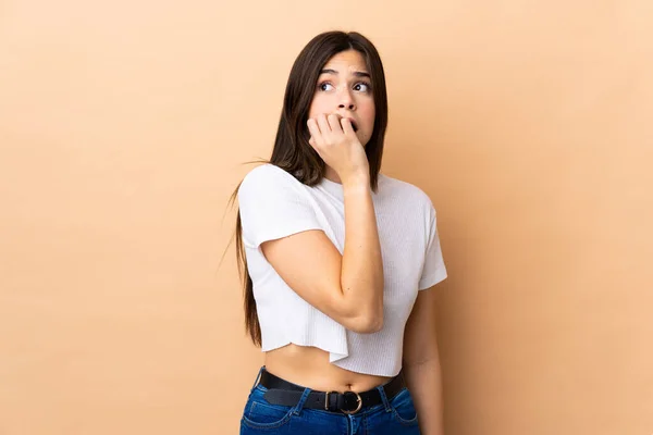 Adolescente Menina Brasileira Sobre Fundo Isolado Pouco Nervoso — Fotografia de Stock