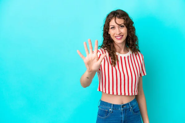 Ung Kvinna Med Lockigt Hår Isolerad Blå Bakgrund Räkna Fem — Stockfoto