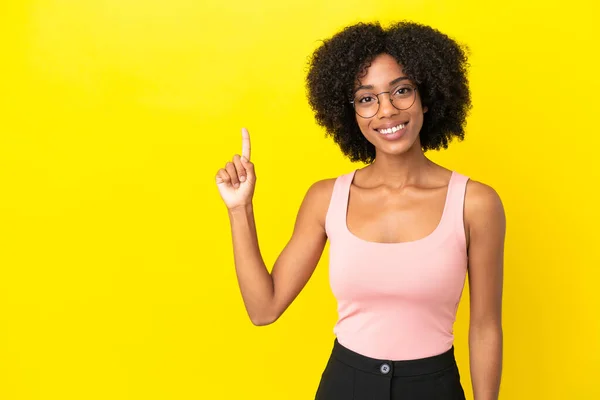 Молода Афроамериканська Жінка Ізольована Жовтому Фоні Показує Піднімає Палець Знак — стокове фото