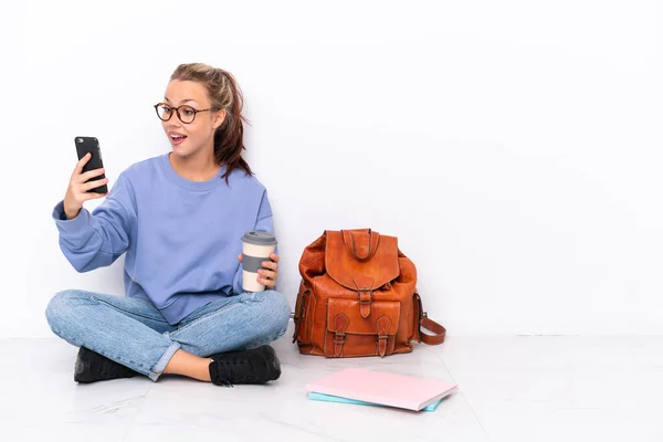 Νεαρή Μαθήτρια Κάθεται Στο Πάτωμα Απομονωμένη Λευκό Φόντο Κρατώντας Καφέ — Φωτογραφία Αρχείου