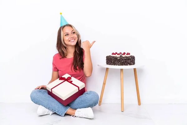 Jovencita Rusa Celebrando Cumpleaños Sentada Suelo Aislada Sobre Fondo Blanco —  Fotos de Stock