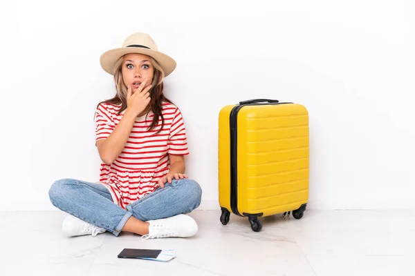 Junge Reisende Mädchen Sitzt Man Auf Dem Boden Isoliert Auf — Stockfoto