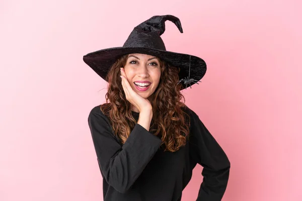 Ung Kaukasiska Kvinna Firar Halloween Isolerad Rosa Bakgrund Med Överraskning — Stockfoto