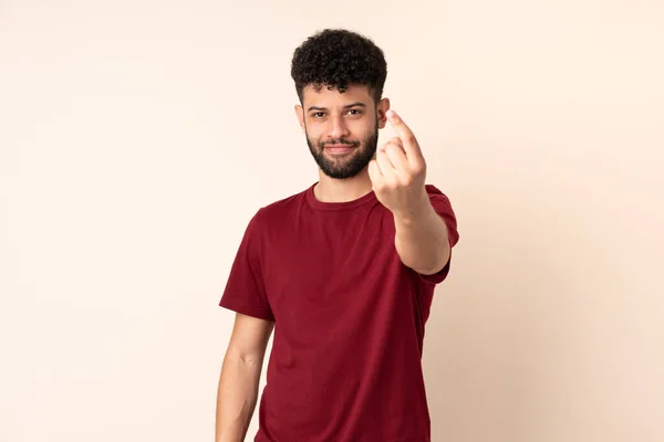 Jovem Marroquino Isolado Fundo Bege Fazendo Gesto Vindo — Fotografia de Stock