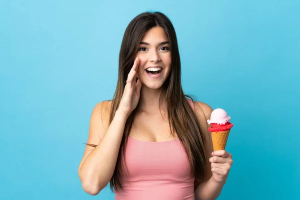 브라질의 소녀가 위에서 아이스크림을 소리를 지른다 — 스톡 사진