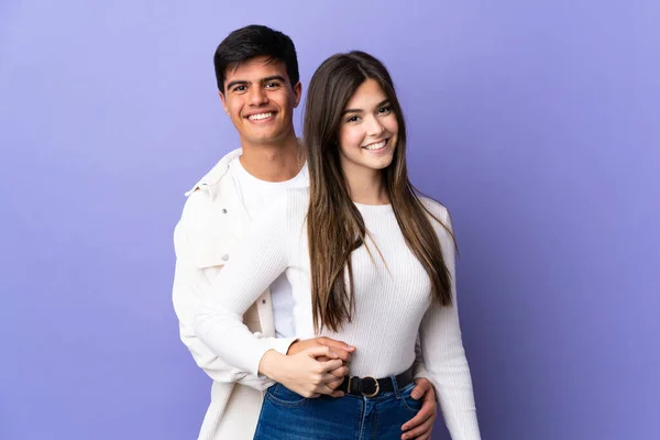 Junges Paar Vor Isoliertem Lila Hintergrund Mit Glücklichem Gesichtsausdruck — Stockfoto