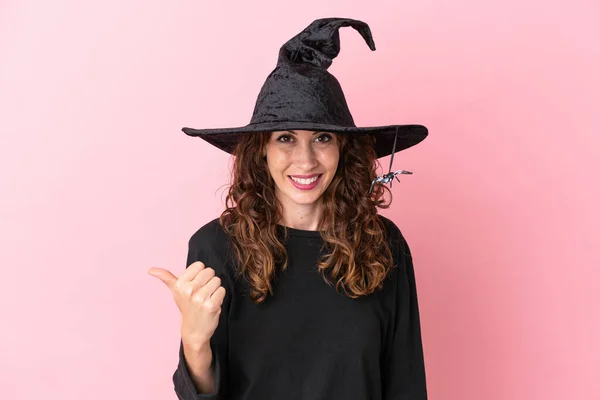 Joven Mujer Caucásica Celebrando Halloween Aislada Sobre Fondo Rosa Apuntando —  Fotos de Stock