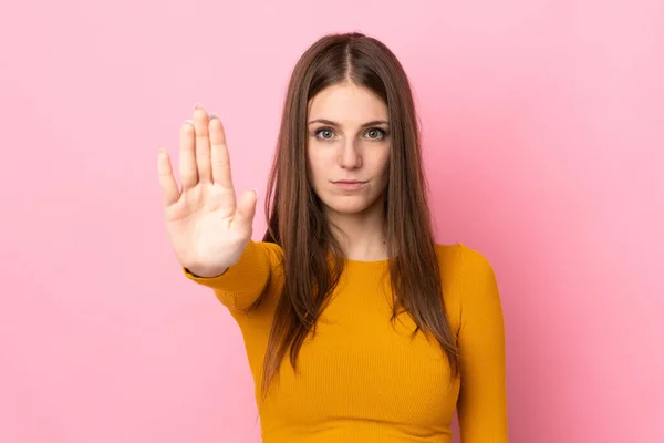 Ung Kaukasiska Kvinna Isolerad Rosa Bakgrund Gör Stopp Gest — Stockfoto