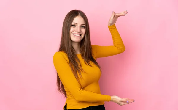 Giovane Donna Caucasica Isolata Sfondo Rosa Con Copyspace Inserire Annuncio — Foto Stock