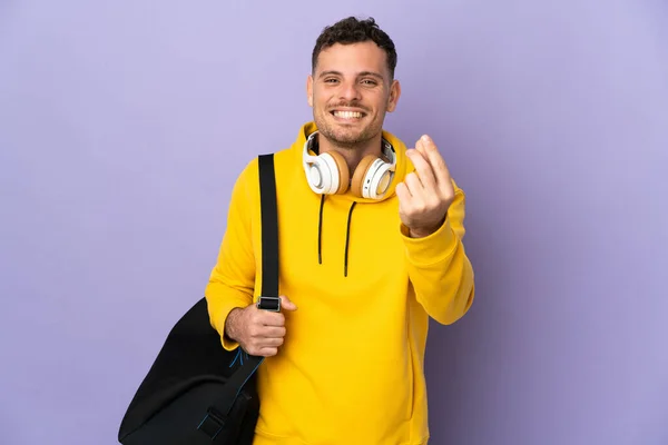 Jeune Homme Caucasien Sport Avec Sac Isolé Fond Violet Faisant — Photo