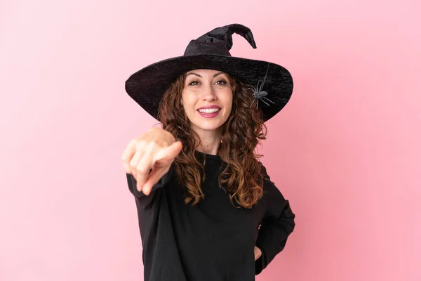 Joven Mujer Caucásica Celebrando Halloween Aislado Sobre Fondo Rosa Señala —  Fotos de Stock