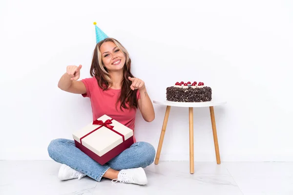 Joven Chica Rusa Celebrando Cumpleaños Sentado Uno Suelo Aislado Sobre —  Fotos de Stock