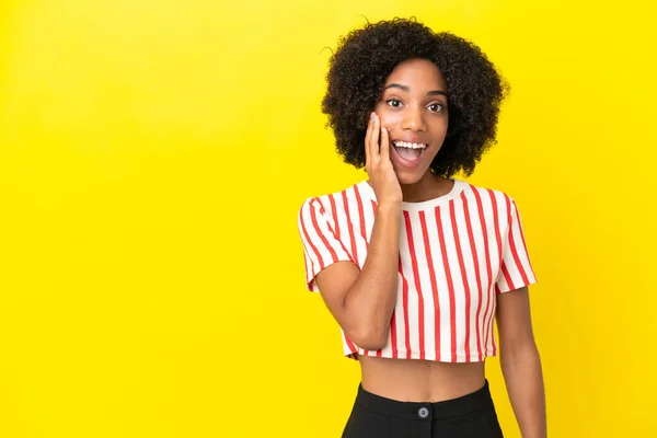 Jeune Femme Afro Américaine Isolée Sur Fond Jaune Avec Une — Photo