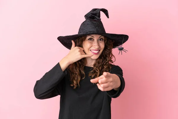 Joven Mujer Caucásica Celebrando Halloween Aislado Sobre Fondo Rosa Haciendo —  Fotos de Stock