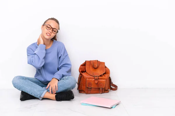 Młody Student Dziewczyna Siedzi Jeden Piętro Izolowane Białym Tle Neckache — Zdjęcie stockowe