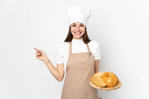 身穿厨师制服的年轻女子被白色背景隔离 手指指向旁边 — 图库照片