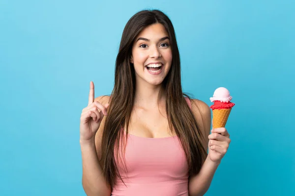 Adolescente Brasileña Sosteniendo Helado Corneta Sobre Fondo Azul Aislado Señalando —  Fotos de Stock