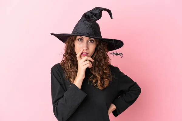 Joven Mujer Caucásica Celebrando Halloween Aislada Sobre Fondo Rosa Sorprendida —  Fotos de Stock