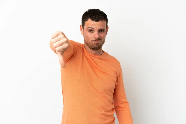 Hombre Brasileño Sobre Fondo Blanco Aislado Mostrando Pulgar Hacia Abajo — Foto de Stock