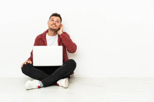 Jovem Bonito Caucasiano Homem Sit Chão Com Laptop Pensando Uma — Fotografia de Stock