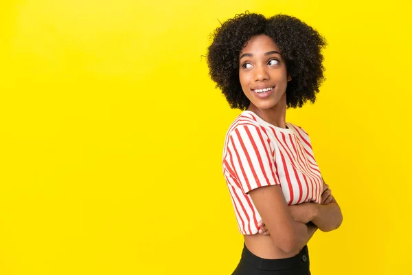 Jovem Afro Americana Isolada Fundo Amarelo Olhando Para Lado Sorrindo — Fotografia de Stock