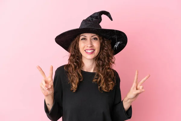 Joven Mujer Caucásica Celebrando Halloween Aislada Sobre Fondo Rosa Mostrando —  Fotos de Stock