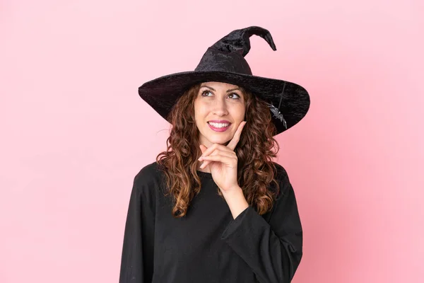 Ung Kaukasisk Kvinna Firar Halloween Isolerad Rosa Bakgrund Tänker Idé — Stockfoto