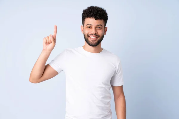 Ung Marockansk Man Isolerad Blå Bakgrund Pekar Upp Bra Idé — Stockfoto