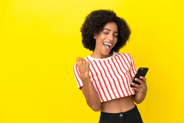 Jeune Femme Afro Américaine Isolée Sur Fond Jaune Avec Téléphone — Photo