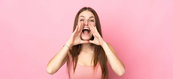 Young Caucasian Woman Isolated Pink Background Shouting Announcing Something — Stock Photo, Image