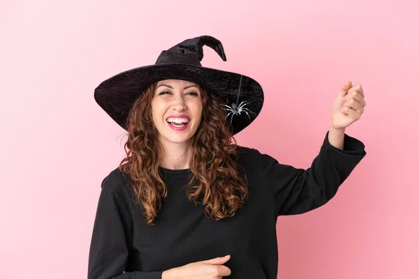 Joven Mujer Caucásica Celebrando Halloween Aislado Sobre Fondo Rosa Haciendo —  Fotos de Stock