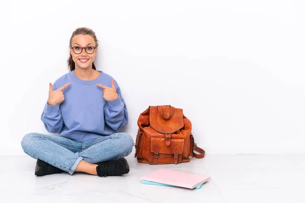 Giovane Studentessa Seduta Uno Pavimento Isolato Sfondo Bianco Con Espressione — Foto Stock