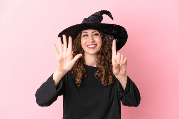 Joven Mujer Caucásica Celebrando Halloween Aislado Sobre Fondo Rosa Contando —  Fotos de Stock