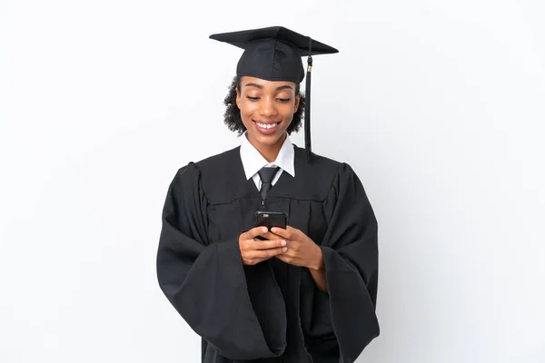 Joven Graduada Universitaria Afroamericana Aislada Sobre Fondo Blanco Enviando Mensaje —  Fotos de Stock