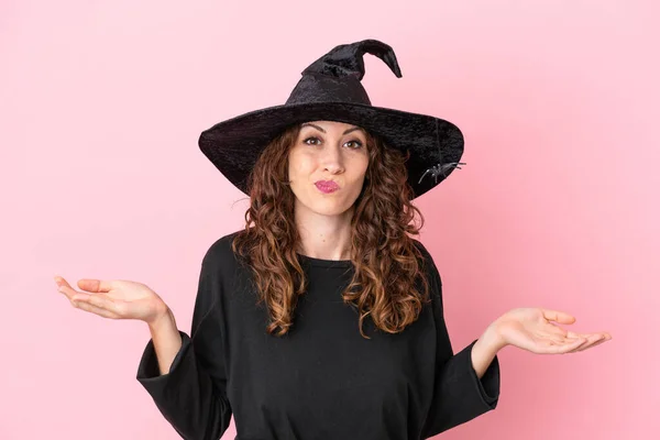 Mladá Kavkazská Žena Slaví Halloween Izolované Růžovém Pozadí Pochybnostmi Při — Stock fotografie