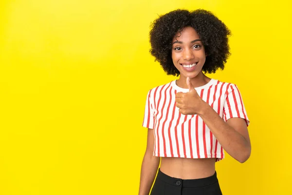 Молода Афро Американська Жінка Ізольована Жовтому Фоні Роблячи Пальцями Вгору — стокове фото