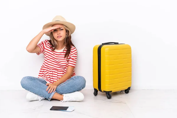 Junge Reisende Mädchen Sitzt Auf Dem Boden Isoliert Auf Weißem — Stockfoto