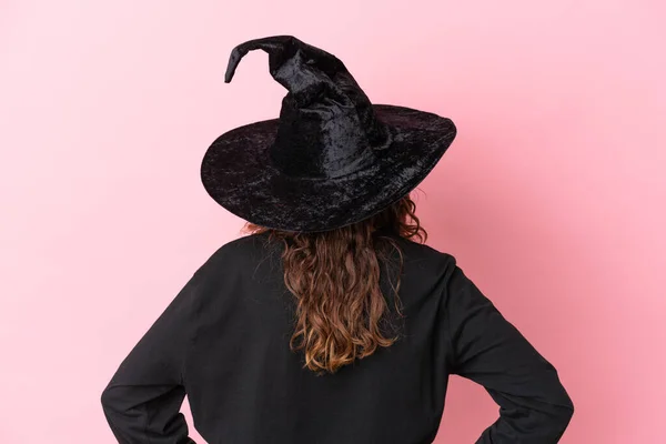 Joven Mujer Caucásica Celebrando Halloween Aislada Sobre Fondo Rosa Posición —  Fotos de Stock